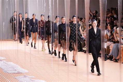 prima sfilata prada|Prada celebra i 110 anni del brand con lo show primavera estate .